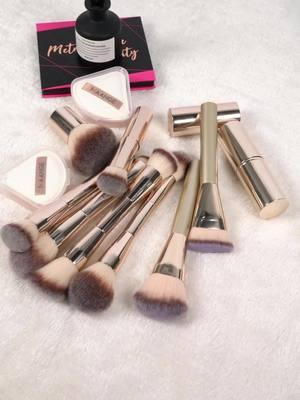 They are so beautiful!l'm buying it for my bestie!👑🌹#makeupbrushes #makeupbrush #brushes #affordablemakeup #powderpuff #newmakeupbrushes #makeuptools #beautyfinds #spotlight #maangefirstbranddayontiktok #gift #thatgirl #foryoudays #TikTokShop 