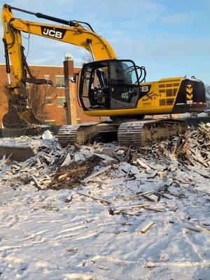 Saturday is for playing with kids #garbage #debris #jcb #construction #chicagowrecker #chicago #maxymdemolition #excavator 