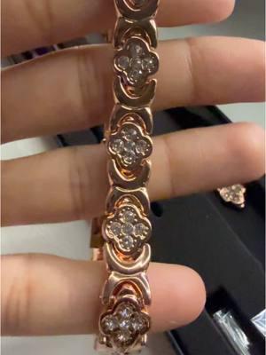 Hermoso brazalete de cobre magnético por menos de $20 #regaloseconomicos #sanvalentin #tiktokshopfinds #copperbracelet #rosegold 