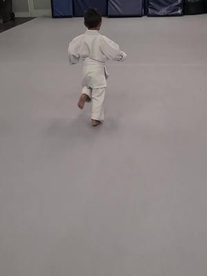 Saturday el mas pequeño Alex only 3 añitos el primer en llegar a la practica , seguimos.#bodybuilder #judo #Viral #judocorean #judogirl #judogirl #judocorean #Recuerdos #judopower #saludable #judokas #Judo 