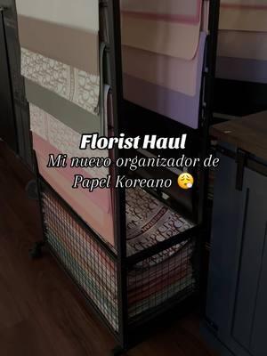 Florist Haul ✨ Trabajo desde casa y tenía mucho tiempo buscando un organizador que no ocupara mucho espacio ♥️  Me encantó lo útil que es , puedo exhibir 16 tipos de papel y almacenar más de 60 paquetes la parte inferior 🫶🏻  Si les gustaría  tener el link los leo en los comentarios 🫰🏻 #floristsoftiktok #florista #floristhaul #floristtips #floristry #florist #hauls #denvercolorado #denverflorist #tipsparafloristas #koreanpaper 