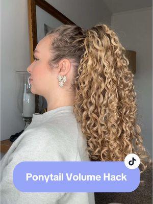 Ponytail volume hack 💖 I love adding a claw clip for an extra boost of volume! #ponytailhack #volumehack #clawclip #clawcliphairstyles #ponytail 