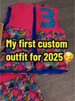 MY FIRST CUSTOM OUTFIT OF 2025 🥳 #customoutfit #trolls #fyp #kidsboutique #MomsofTikTok #momeeminime #bellbottoms #puffervest 