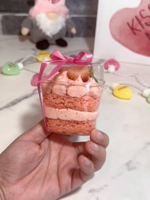 Vasitos de pastel de fresa com buttercream de fresa 🤤❤️ 🫰 #ValentinesDay #cake #minidesserts #dessertcups #cakes #vday #postres #postresfaciles 