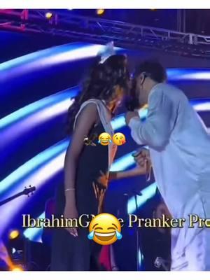 😅 Miss Guinée a voulu faire un bisous à Fally, mais ce dernier a un réflexe. 😂 #fallyipupa #eternite #fallyipupa_tweet #fallyipupa_tweets #chombelva_ #tiktokusa🇺🇸 #formule7fallyipupa #formule7albumrumba🎶🦅👑 #formule7challenge #formule7_the_fally_ipupa👌 #chombelva #eternite 