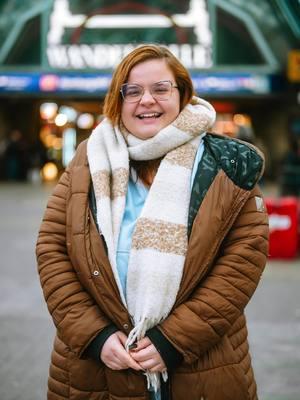 You can tell how sweet someone is by their smile 😊  This is a shorter version. I want to make sure I do my best to get Vicky out there and recognized for her compassionate soul.   Hopefully the algorithms picks it up and she gets her flowers. 💐  We love you and your kind heart Vicky 🫂❤️💐  #streetportrait #bekind #helpstrangers #wholesome #mademesmile #portraitphotography #hamburg #kindness #actsofkindness 