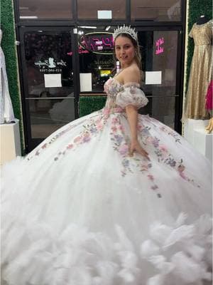 Díganme que opinan de este hermoso vestido color blanco. Yo solo miro el vestido y ya me imagino la decoración del salón  . . . #larasquinceboutique #quinceañeras #quinceañera #vestidodequince #vestidodequinceañera #misquince 