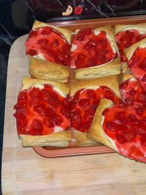 Strawberry Cream Cheese Pastry’s🤭🍓 #fyp #foryouu #foryoupage #strawberrycreamcheese #strawberrypastry #cookwithme #Recipe #desert 