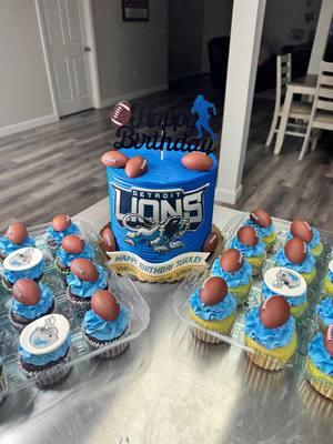 So who here attended their high school reunion #High schoolReunion #20YearReunion #10YearReunion #CakeArt #CakeCakeCake #Bullying #DetroitLions #DetroitDetroitLionsCake #LionsCake #FootballCake #Football