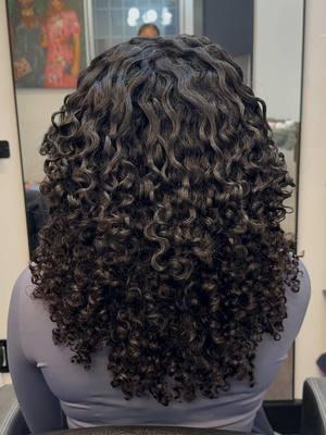 Consultation, Curly Cut & Style 🖤 Stylist: Belinda - available at our Manhattan & Staten Island locations Products used: 1️⃣ Leave In Conditioner  2️⃣ Curl Foam 3️⃣ Setting Spray  #thecurlsuite #curlyhair #curlyhairproducts #curlygirl #curlyhairnyc #curls #curlyhaircommunity #curlspecialists #curlyconsultation