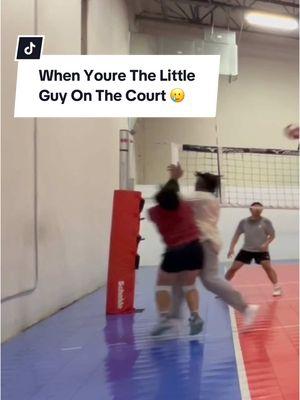 it looks way worse than it actually was bc i didnt slam my head into the wall 🤣 @Chino #defense #libero #liberolife #liberofail #volleyballfail #volleyball #volleyballworld #vb #voleibol #funny #voli #pallavolo #vball 