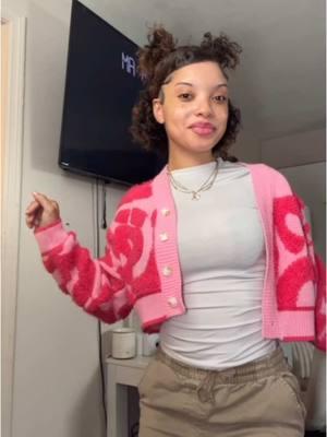 🩷 new sweater unlocked .  #curlyhair #curlyshorthair #pinkfit #OOTD #grwmhair #fypp 