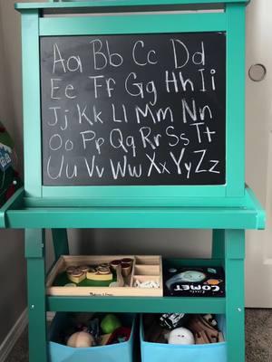 Jugar a la escuela a ayudado bastante a mi niño a aprenderse las letras y el sonido de ellas. 🥰🥰🥰 #costzon #pizarron #toys #kidsactivities #toddleractivities #learninggames #paratiiiii #desarrolloinfantil #CapCut 