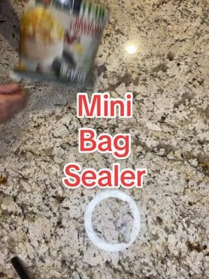 This thing is AMAZING!! Love it, wish I had gotten this a long time ago!! @FADDISH DEALS #minibagsealer #foryoupage #fypシ #tiktokshopfinds 