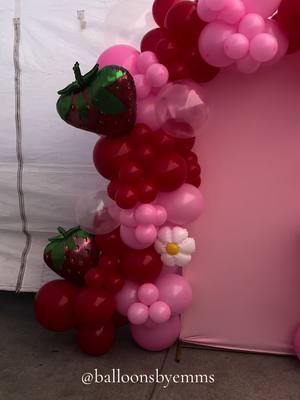 🍓✨ #fyp #laballoons #balloongarland #balloondecoration #losangeles #elsereno #eastla #lynwood #pasadena #pinkgarland #strawberryparty #strawberrybabyshower #babyshower 