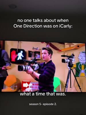 when Sam dragged Zayn 😂 #onedirection #zaynmalik #liampayne #harrystyles #louistomlinson #niallhoran #igoonedirection #icarly #icarlyreboot #icarlymoments #netflix #nickelodeon #goodtimes #throwback #fypシ #parati 