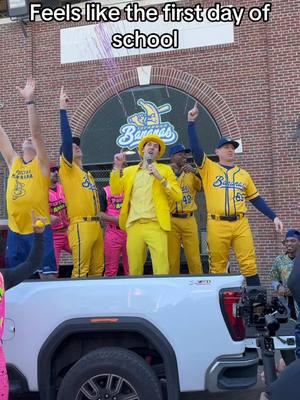 3 weeks till opening day!  . . . #savannahbananas #partyanimals #bananaball #firstdayofschool #springtraining #savannah #friends 