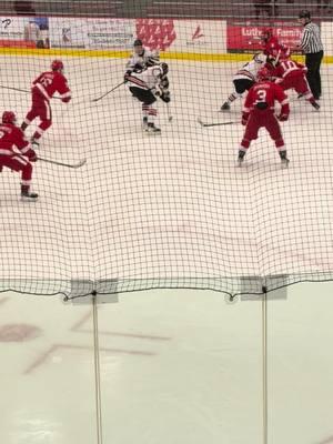 Connor Timmins puts Benilde up 1-0 after 1 vs Moorhead.   #hockeytok #followthepuck #mnhockey #icehockey 