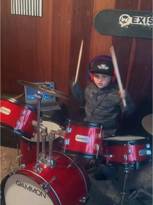 Learning how to hold a beat. He’s still pretty new to playing 🤘🏼teaching himself at 6 #drumming #beginnerdrummer #littledrummer #drums #music #queen 