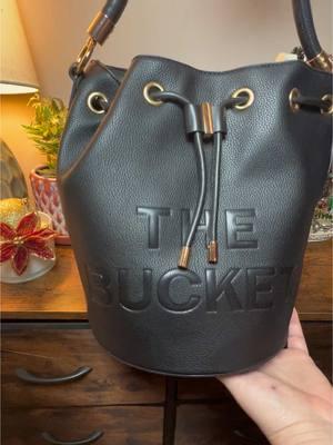 Love a good bag #winterfashion #winterpurse #bucketbag #purse #baginspo #womensfashion #fashiontiktok #pocketbook #drawstringbag #travelbag #wristlet #crossbody #womenscrossbodybag #crossbodybag #fashionaccesories #fashionaesthetics 