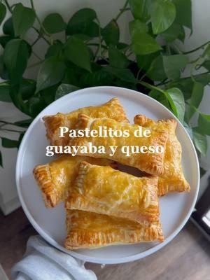 So easy to make! All you need is puff pastry sheets. I brushed them with egg wash. Baked them on 400f until golden brown #latinacontentcreator #latinainfluencer #weneedmorelatinacreators #comida #haycomidaenlacasa #cuban #pastel #pastels #pastelito #pasteles #pastelitos #puertorico #puertorico🇵🇷 #comidatiktok #comidasaludable 