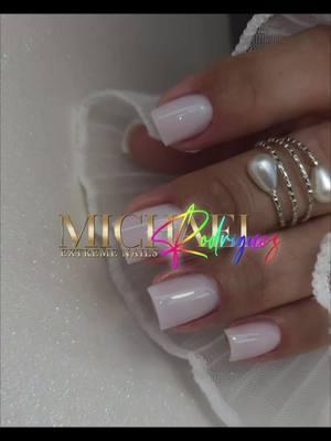 ¡OMG LOVE ESTE SET💅  Elegancia en cada detalle.  Me encanta realzar la belleza natural de las manos ✨.  Sin palabras. ¿Qué les parece este diseño?  Reserva tu cita para lucir unas manos impecables. #Manicura #Elegancia #Uñas #NailArt #Belleza #valentines #febrero #kissimmee_florida #uñas #ideasdeuñas #diosconnosotros #agradecidocondios 