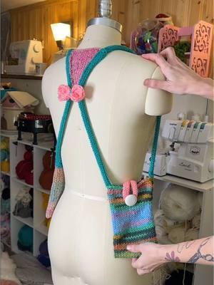 Who doesn’t love a harness? Finally inspired to create a new pattern for the circular knitting machine. Whatya think? #knittingmachine #knittingmachinebasics #knittingmachinehelp #circularknittingmachine #howtouseaknittingmachine  #knittingmachinetips #getstartedwithknittingmachines #thecraftygrrl #knittingmachineforbeginners #knittingmachineideas #knittingmachineharness #knittingmachinebag 