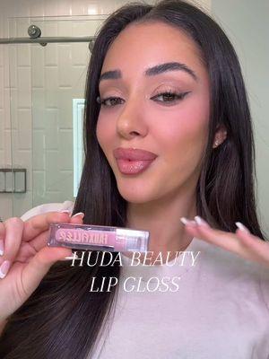 the perfect non-sticky but high shine lipgloss wow @Huda Beauty @hudabeautyshop #lipgloss #hudabeautyfauxfillerlipgloss 