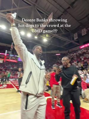 I’ve never seen students so excited for hot dogs HAHA 🌭👏🏻 #deontebanks #nflplayer #umdgame #umdbasketball #universityofmaryland 