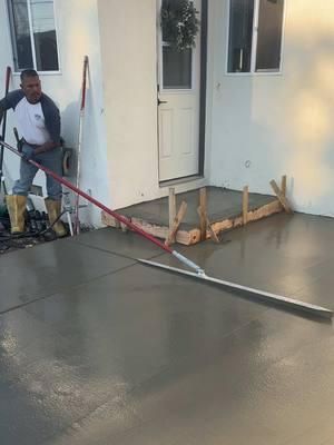 #julioperezconcrete #concrete #concretelife #concretework #concretegarage #concretefinisher #concretestairs #cemento #cementeros #concretepumping #broomfinish #sandfinish #concreteboys #concretecurbing #cantilever #