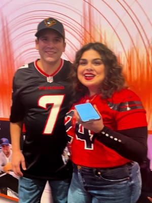 Tuve la oportunidad de entrevistar a Bobby Pulido después de su presentación en el halftime durante el partido de los  @Houston Texans @TORO 🐃  #bobbypulido #texansgameday #texans #houstontexans #texansplayoffs #bobbypulidohalftimeshow #lizalairelizarreola @Bobby Pulido✳ 