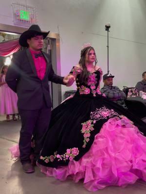 What a beautiful entrance for the waltz. ♥️ que hermosa entrada para el vals ♥️ #quinceañera #vals #yakima #waltz #15cera #fyp 