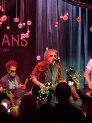 We went to the grand opening of Caspian’s Rock & Roe @Caesars Palace. Some great live music with a special performance by #SammyHagar 🤘🏼🎸 pull the door with the painting to get inside from the side bar… #lasvegas #vegas #vegaslounge #caviar #rocknroll #livemusic #caspians #rockandroe #vegasnightlife 