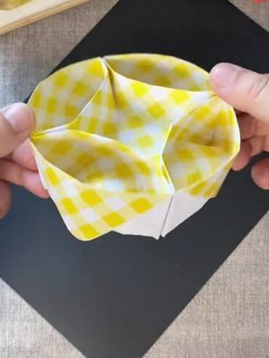 A piece of paper can be folded into a five compartment storage box, which is also very practical for storing small snacks during the Chinese New Year. Let's try it out with your child#Parentchildhandicraft #Handmadeorigami #NewYear'shandicraft #HandmadeDIY 