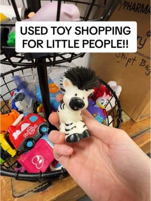 The little people zoo AND a 2005 VEBRA?!? Yeahhh you’re coming home with me. #usedtoys #littlepeople #fisherpricetoys #fisherprice #thrifting #thriftshop #thriftingfinds @Fisher-Price 