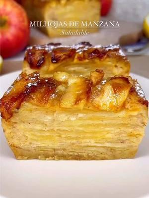 ✨TORTA MILHOJAS de MANZANA!!🍎 con un par de manzanas e ingredientes que seguro tenés en casa, hacés esta torta Riquísima, Súper Húmeda y Fácil de hacer! Guardate la receta y seguime @pulicocina 💕 Queda increíble y encima es SALUDABLE porque no lleva azúcar, ni manteca, ni aceite y usé harina de avena y proteína!💪🏻 Sólo 125 calorías por porción!🙌🏻 Te salva cuando querés algo bien rico para la tarde o tenes visitas!😍 • 📊MACROS por rebanada (1/8): 20.5g de Carbohidratos /5.5g de proteína /2.4g de grasas  • 📝INGREDIENTES: ☆ 4 manzanas ☆ 3 huevos ☆ 1 medida (30g) de proteína o leche en polvo (o maicena) ☆ 3 Cdas de edulcorante o ¾ taza (100g) de azúcar o miel ☆ 150g de yogur o leche ☆ 1 Cdita de canela y/o esencia de vainilla ☆ ¾ taza (100g) de harina de avena o la que quieras (podes usar harina de almendras o integral, común o cualquiera sin tacc si la haces sin gluten) ☆ 2 Cditas de polvo de hornear • 🥣PROCEDIMIENTO: 👉🏻 Cortar las manzanas en rodajas finas. Si tenés mandolina mejor y sino con un cuchillo filoso. Te recomiendo rociarlas con zumo de limón para evitar que se oscurezcan.  👉🏻 Mezclar los huevos con la proteína (o leche en polvo o maicena), el yogur (o leche), el endulzante (o azúcar), y la canela. Agregar el polvo de hornear y la harina. Integrar bien.  👉🏻 Agregar las manzanas a la mezcla y verter en un molde engrasado (te recomiendo forrarlo con papel manteca para desmoldar más fácil). Opcional cubrir con más rodajas de manzana o frutos secos.  👉🏻 Cocinar en horno a 180º por 45 minutos o en freidora de aire a 170º durante aprox. 40 minutos.  👉🏻 Dejar reposar en el horno apagado durante 10 minutos y está lista para servir! • Hacela para compartir con quien quieras! La van a amar!!🥰 Receta de @giuseppe_healthy  • • • #manzana #applecake #invisibleapplecake #gateau #apple #pomme #sinazucar #recetassaludables #recetasfaciles  #lowcalories #healthyrecipes #tortademanzana #milhojasdemanzana #budindemanzana #merienda #recetasana #ricoysano #budin #recetasdulcessaludables