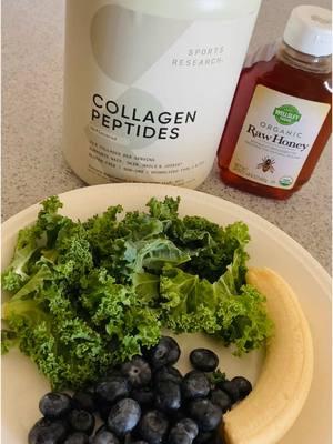 Starting my day with a smoothie full of nutrients @Sports Research #collagenpeptides #unflavored #goodmorning #happysunday #glutenfree #smoothie #morningsmoothie #morningroutine #goodday #kale #blueberry #banana #honey 