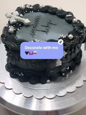 Lets decorate this goth vintage heart cake together!🖤🪩🎂 #cakedecorating #cakedecoratingvideos #pipingbuttercream #nyccakes #nyccakedecorator #vintageheartcake #gothcake #capricorncake 