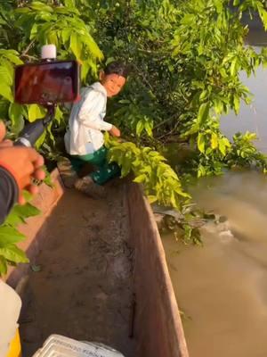 my son pulls out a giant pole #viralvideos #fouyou #hookfishing #fishing #catchfish #fpy 