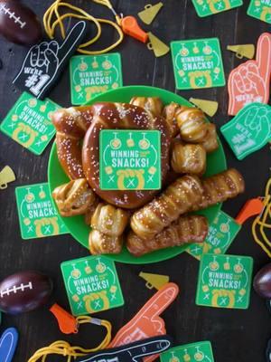 🥨🏈 Touchdowns aren’t the only highlights this weekend! Take your watch party to the next level with our Football Boxes! Each box is packed with artisanal soft pretzels and gourmet toppings that are perfect for cheering on your team. Whether it’s a party spread or snacks for the couch, we’ve got you covered. #gameday #football #nfl #gamesnacks #pretzellove #esprovisions #loveeverybite #softpretzels #pretzels #pretzellover #pretzellove #pretzelbites #softpretzel #simplesnacks #snackingtime #snacktime😋#laeats #chicagoeats #nyceats #phoenixeats #bostoneats 