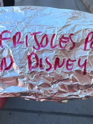 Burritos de frijoles… Pero en #Disney  #disneyland #mexicanaendisney #latina #burrito #tuyyosomosparasiempre 