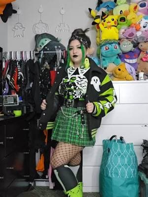 I think I ate that. If I do say so myself.💚🖤😌 #halloweenfashion #halloweencommunity #outfitoftheday #halloweenlifestyle #halloweenblogger #altfashion #spookycommunity #OOTD #spookyootd #halloweenootd #halloweenlife #getreadywithme #grwm #Halloweengrwm #hallowewngetreadywithme #spookygetreadywithme #spookygrwm 