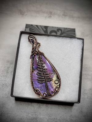 Just a little bit of magic 😉💜 #labradorite #labradoritecrystal #purplelabradorite #amethyst #wirewraps #wirewrap #wirewrapsoftiktok #wirewrapping #crystals #crystal #fairy #fairyvibes #fairyaesthetic #fyp #foryou #handmade #wirewrappedjewelry 