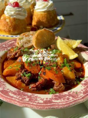 we’re cooking up the coziest hungarian goulash (beef stew) and romanian savarina (citrus cakes) inspired by my friend’s heritage!! she even brought back authentic hungarian sweet paprika after visiting her family specifically for the goulash… and it was literally so good y’all 🤸🏼 perfect for this snowy sunday!! full recipe is on my blog at abrightmoment.com #hungary #romania #beefstew #stewrecipes #soupseason #souprecipe #highproteinmeals 