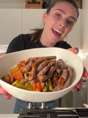 2025 will finally be the year I stop relying on uber eats. She’s a chef! Almost! Walking you through how I make one of my go-to dishes: steak stir fry 🥢🍛 here’s to making cooking for one fun!  #cookingforone #learningtocook #cooking #resolutions #homecooking #foryou #fyp 