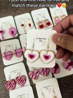 I just leanrned that these earrings can be mxed and matched too ❤️😊 #valentinesearrings #ilearnednewthings #clayearrings #heartearrings #mixedandmatchedearrungs 