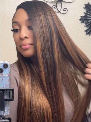 Watch me do a quick weave using @wequeen_hair 22”,24”,26” highlight bundles #quickweave #bundles #wequeenhair #wequeenbundles #draftvideo #quickweavetutorial #fyp 