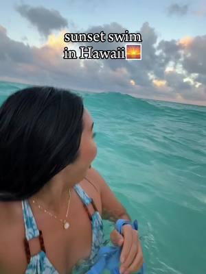 sunset swim in Hawaii 🌅🌊 #sunsetswim #hawaiilife #oceanvlog #livinginhawaii #sunsetvlog #hawaiivlog 