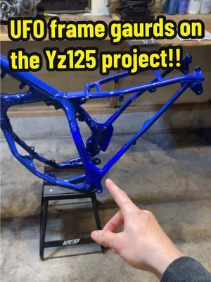 Let’s see how these frame guards from UFO Plast look on my Yz125 Project! 👽🔥 How do you guys like the look of these compared to other brands? I like them 🤭  #darzrt #ufoplast #yamaha #yz125 #yz125💙 #yz125x #yz250 #yz85 #2stroke #mototok #foryou #fyp 