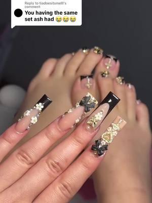 Replying to @tiadoesitsmelll I JUST REALIZED HOW SIMILAR IT WAS LMAOOOOO #ash #ashtrevino #ashley #ashleytrevino #nails #toes #blacknails #blackandgoldnails #acrylicnails 